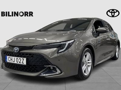 Grön Begagnad 2024 Toyota Corolla Hybrid Style Halvkombi | 285 500 kr (Marknadspris)