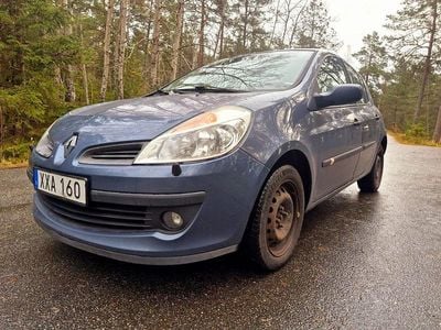 Röd Begagnad 2004 Renault Clio R.S. Expression Halvkombi | 14 900 kr (Dyr)