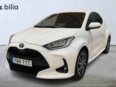 Vit Begagnad 2023 Toyota Yaris Hybrid Halvkombi | 229 000 kr (Marknadspris)