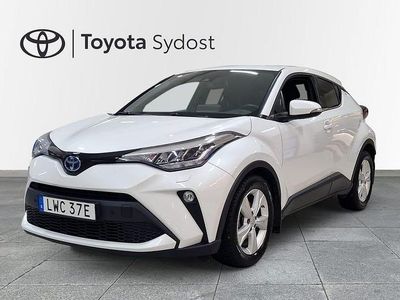 White pearl metallic Begagnad 2023 Toyota C-HR Edition SUV | 269 000 kr (Marknadspris)