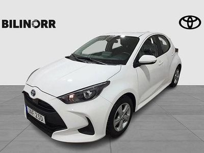 Vit Begagnad 2023 Toyota Yaris Hybrid Active Halvkombi | 219 900 kr (Marknadspris)