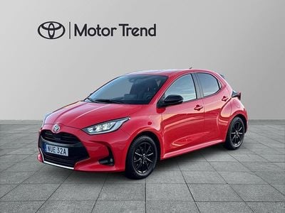 Röd Begagnad 2022 Toyota Yaris Hybrid Halvkombi | 219 900 kr (Marknadspris)