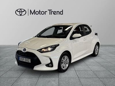 Vit Begagnad 2022 Toyota Yaris Hybrid Comfort Halvkombi | 189 900 kr (Bra pris)