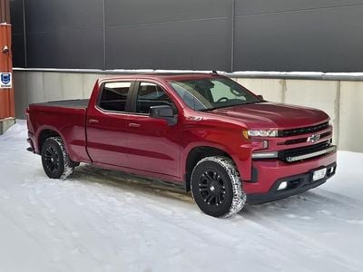 Begagnad Chevrolet Silverado 282 HK (207 kW) 2021 Röd Sedan