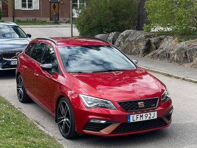 Begagnad Seat Leon ST 4Drive 300 HK (220 kW) 2019 Desire red metallic Kombi