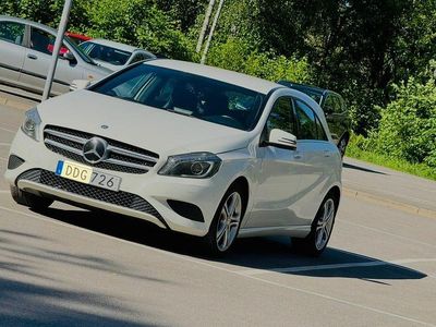 Begagnad Mercedes A180 122 HK (89 kW) 2015 Vitt Halvkombi