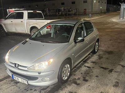 Silver Begagnad 2008 Peugeot 206 Halvkombi | 16 000 kr (Marknadspris)