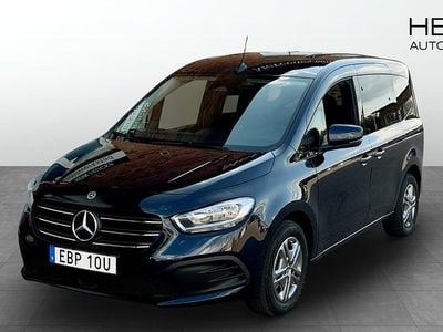 Mörkblå (white) Ny 2025 Mercedes 180 Sedan | 341 692 kr