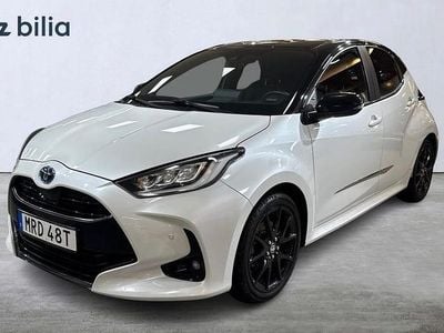 Vit Begagnad 2022 Toyota Yaris Hybrid Style Halvkombi | 229 900 kr (Marknadspris)