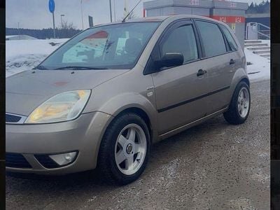 Begagnad Ford Fiesta 100 HK (73 kW) 2004 Halvkombi
