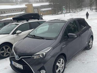 Begagnad Toyota Yaris Hybrid 101 HK (74 kW) 2014