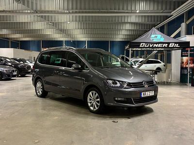 Grå Begagnad 2022 VW Sharan Minibuss | 339 000 kr (Marknadspris)