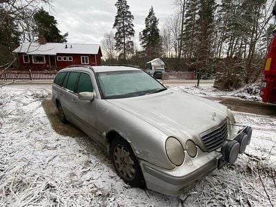 Silver Begagnad 2001 Mercedes E240 Kombi | 17 000 kr