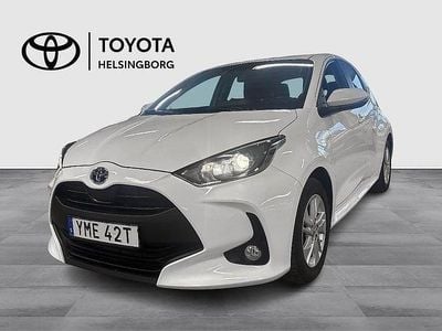 Vit Begagnad 2022 Toyota Yaris Hybrid Active Halvkombi | 219 500 kr (Marknadspris)