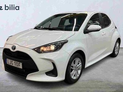 Vit Begagnad 2021 Toyota Yaris Hybrid Active Halvkombi | 199 900 kr (Marknadspris)