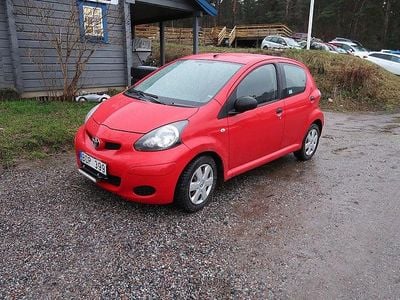 Röd Begagnad 2010 Toyota Aygo Halvkombi | 18 500 kr (Bra pris)