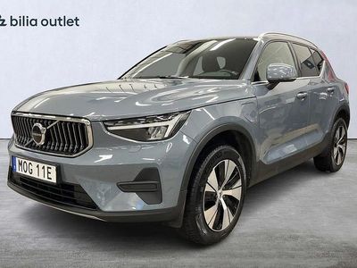 Grå Begagnad 2023 Volvo XC40 Core SUV | 354 900 kr (Marknadspris)