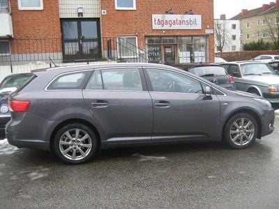 Grå/antracit effektmetallic Begagnad 2012 Toyota Avensis Kombi | 79 900 kr (Marknadspris)