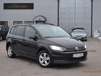 Svart Begagnad 2016 VW Touran Minibuss | 99 900 kr