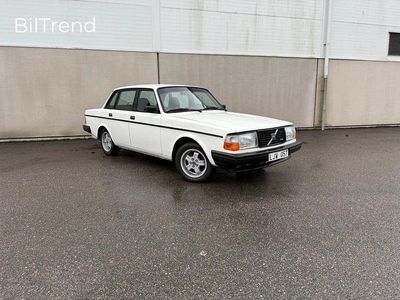 Vit Begagnad 1983 Volvo 240 Sedan | 99 900 kr