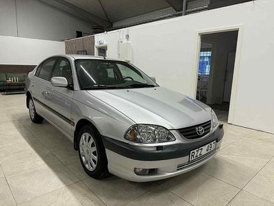 Begagnad Toyota Avensis 129 HK (94 kW) 2000 Ljusgrå Sedan