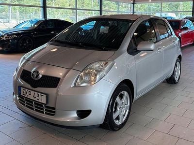 Begagnad Toyota Yaris 70 HK (51 kW) 2006 Silver Halvkombi