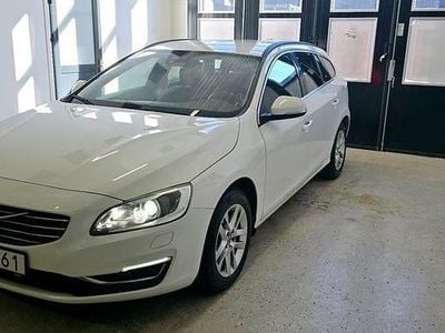 Vit Begagnad 2017 Volvo V60 Momentum Kombi | 144 900 kr (Marknadspris)