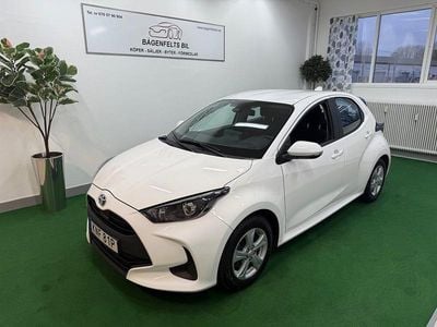 Vit Begagnad 2022 Toyota Yaris Hybrid Active Halvkombi | 175 500 kr (Marknadspris)