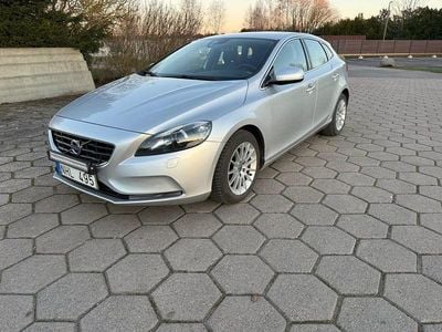 Silver Begagnad 2013 Volvo V40 Momentum Halvkombi | 117 900 kr (Marknadspris)