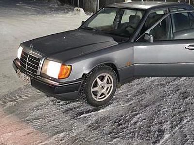 Begagnad Mercedes E200 118 HK (86 kW) 1990