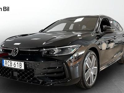 Grenadilla black metallic Ny 2025 VW Passat R-line Kombi | 479 900 kr (Bra pris)