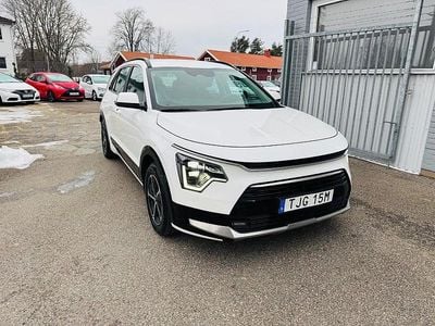 Vit Begagnad 2023 Kia Niro SUV | 279 900 kr (Marknadspris)