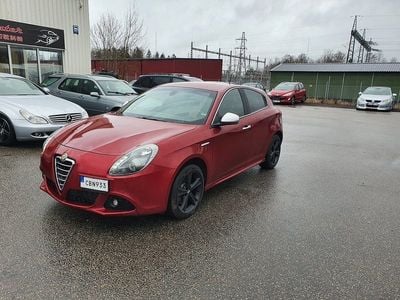 Begagnad Alfa Romeo Giulietta Distinctive 140 HK (102 kW) 2011 Röd Halvkombi
