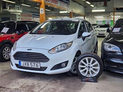 Begagnad Ford Fiesta Titanium 101 HK (74 kW) 2015 Vit Halvkombi