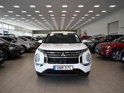 Begagnad Mitsubishi Outlander P-HEV Invite 136 HK (100 kW) 2025 Vit SUV