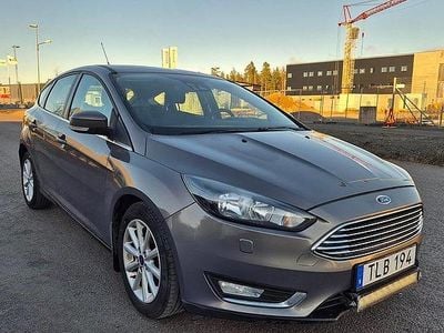 Begagnad Ford Focus Titanium 101 HK (74 kW) 2015 Brun Halvkombi