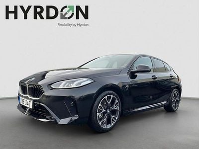 Svart Begagnad 2025 BMW 120 Shadowline Halvkombi | 389 000 kr