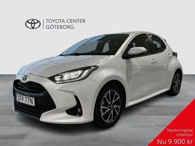 Vit Begagnad 2022 Toyota Yaris Hybrid Active Halvkombi | 209 900 kr (Marknadspris)