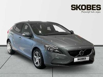 Ljusblå Begagnad 2017 Volvo V40 Business Edition Kombi | 174 900 kr (Marknadspris)