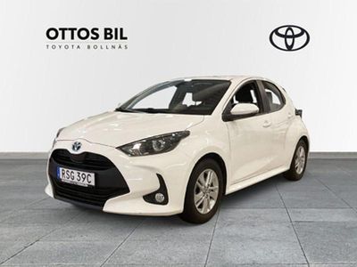 Vit Begagnad 2022 Toyota Yaris Hybrid Active Halvkombi | 205 000 kr (Marknadspris)