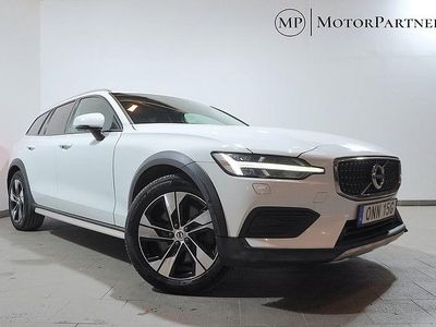 Vit Begagnad 2019 Volvo V60 CC Momentum Kombi | 229 900 kr (Marknadspris)