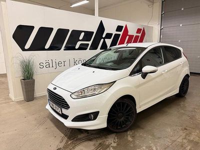 Vit Begagnad 2014 Ford Fiesta Titanium Halvkombi | 59 500 kr (Marknadspris)