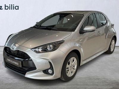 Silver Begagnad 2024 Toyota Yaris Hybrid Active Halvkombi | 271 800 kr (Lite dyr)