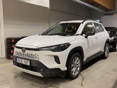 Vit Begagnad 2025 Toyota Corolla Cross SUV | 334 900 kr (Marknadspris)