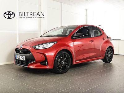 Röd (röd metallic) Begagnad 2023 Toyota Yaris Hybrid Style Halvkombi | 229 900 kr (Marknadspris)