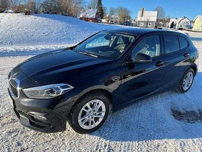 Begagnad 2021 BMW 118 Halvkombi | 192 500 kr (Marknadspris)