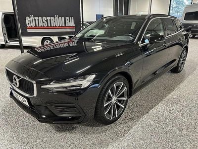 Svart med klarlack Begagnad 2022 Volvo V60 Momentum Kombi | 293 000 kr (Bra pris)