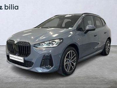 begagnad BMW 230 230e xDrive Active TourerM sport Drag Rattvärme Tonade rutor 2023 Grå