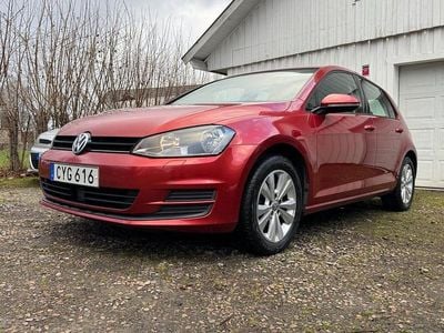 Röd Begagnad 2014 VW Golf VII Halvkombi | 89 900 kr (Marknadspris)