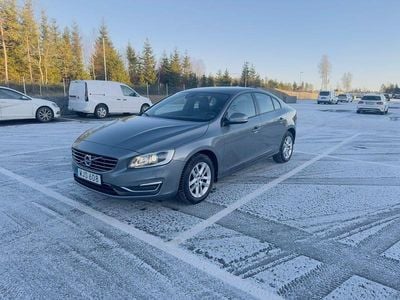 Grå Begagnad 2017 Volvo S60 Momentum Sedan | 99 000 kr